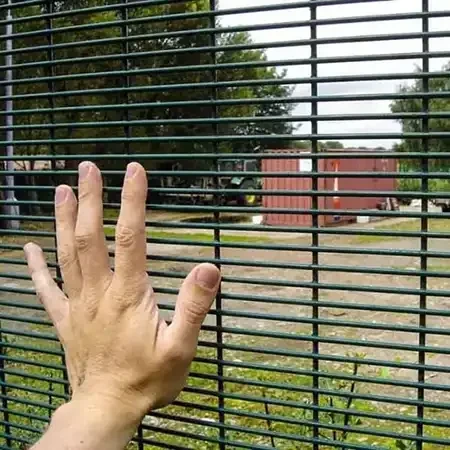 How Mesh Opening Size Affects Fence Performance